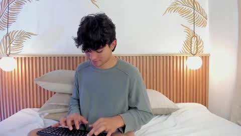 Snapshot of simonlambert__ chatting on January 3, 2025, 3:33 pm Simon online show from January 3, 2025, 3:33 pm