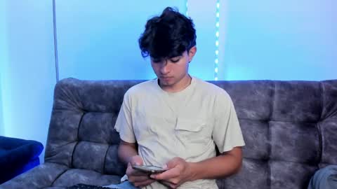 Snapshot of simonlambert__ chatting on January 18, 2025, 3:16 pm Simon online show from January 18, 2025, 3:16 pm