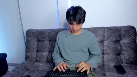 Snapshot of simonlambert__ chatting on January 21, 2025, 3:21 pm Simon online show from January 21, 2025, 3:21 pm