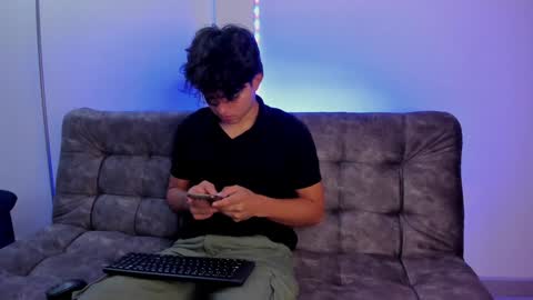 Snapshot of simonlambert__ chatting on January 29, 2025, 12:45 pm Simon online show from January 29, 2025, 12:45 pm