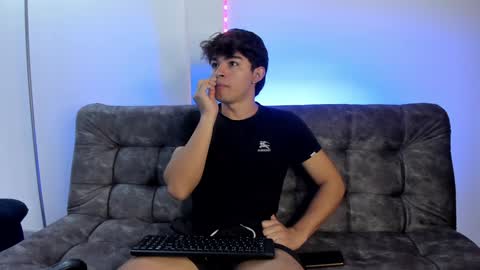 Snapshot of simonlambert__ chatting on January 31, 2025, 1:02 pm Simon online show from January 31, 2025, 1:02 pm