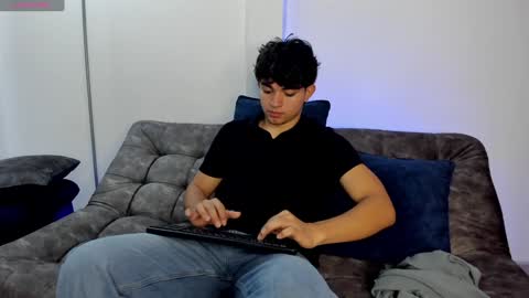Snapshot of simonlambert__ chatting on February 5, 2025, 1:44 pm Simon online show from February 5, 2025, 1:44 pm