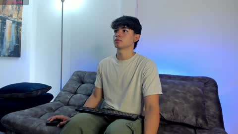 Snapshot of simonlambert__ chatting on February 6, 2025, 1:10 pm Simon online show from February 6, 2025, 1:10 pm