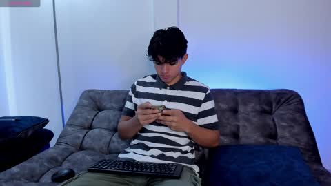 Snapshot of simonlambert__ chatting on February 7, 2025, 2:37 pm Simon online show from February 7, 2025, 2:37 pm