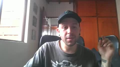 Snapshot of simonm777 chatting on October 17, 2025, 1:25 pm simonm777 online show from October 17, 2025, 1:25 pm