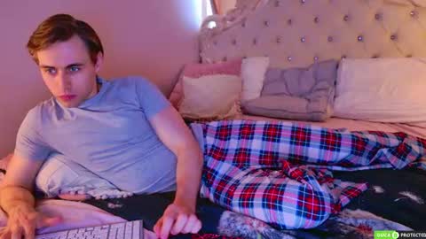 Snapshot of simonwarner chatting on June 25, 2026, 3:17 am Simon online show from June 25, 2026, 3:17 am