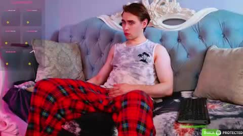 Snapshot of simonwarner chatting on July 27, 2026, 3:35 am Simon online show from July 27, 2026, 3:35 am