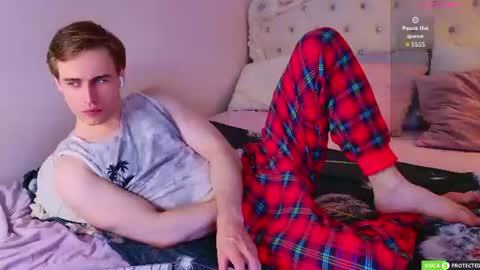 Snapshot of simonwarner chatting on July 30, 2026, 3:49 am Simon online show from July 30, 2026, 3:49 am