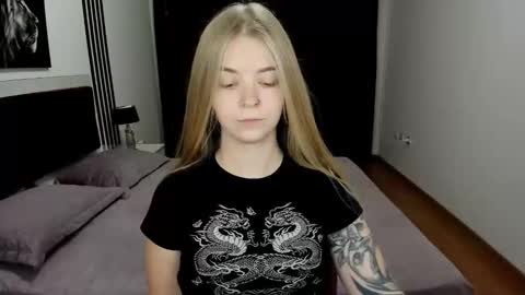 SirenaBloom online show from September 9, 2025, 9:31 am