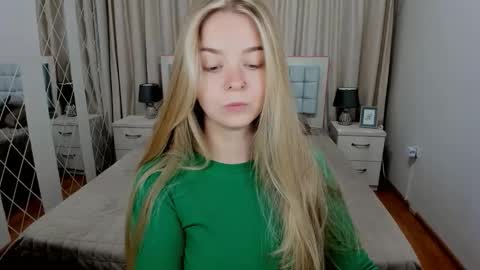 SirenaBloom online show from September 30, 2025, 9:47 am