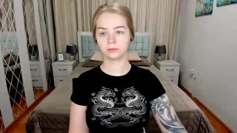 SirenaBloom online show from June 12, 2026, 4:33 am