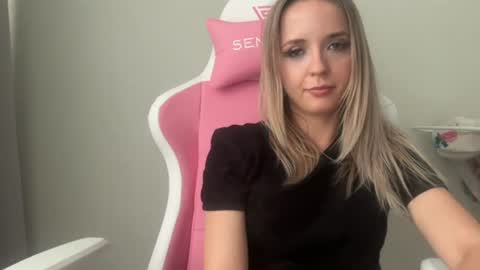 Snapshot of sisi_bunny chatting on June 11, 2026, 4:49 pm Sisi Bunny online show from June 11, 2026, 4:49 pm