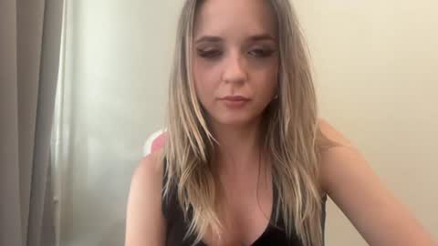 Snapshot of sisi_bunny chatting on June 22, 2026, 4:37 pm Sisi Bunny online show from June 22, 2026, 4:37 pm