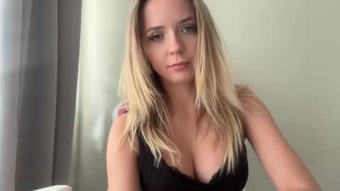 Snapshot of sisi_bunny chatting on July 21, 2026, 12:18 pm Sisi Bunny online show from July 21, 2026, 12:18 pm