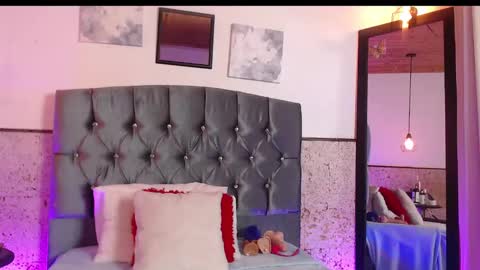 Snapshot of skarleth_xxxx chatting on January 2, 2025, 1:49 am Elizabeth online show from January 2, 2025, 1:49 am