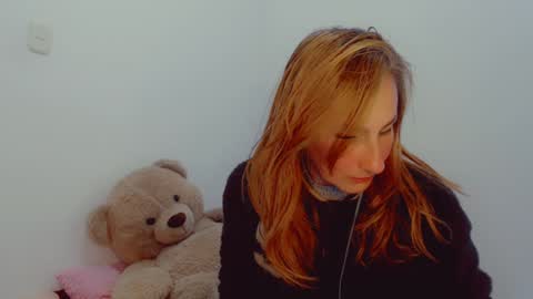 Snapshot of skarlett2072 chatting on December 23, 2024, 11:47 am Arlett online show from December 23, 2024, 11:47 am