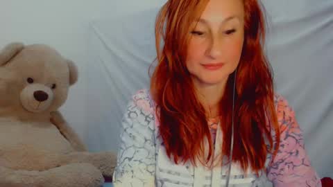 Snapshot of skarlett2072 chatting on February 12, 2025, 2:03 am Arlett online show from February 12, 2025, 2:03 am