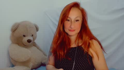 Snapshot of skarlett2072 chatting on February 19, 2025, 11:14 pm Arlett online show from February 19, 2025, 11:14 pm