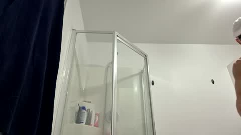 Snapshot of skinnydancehall chatting on December 15, 2025, 5:01 am skinnydancehall online show from December 15, 2025, 5:01 am