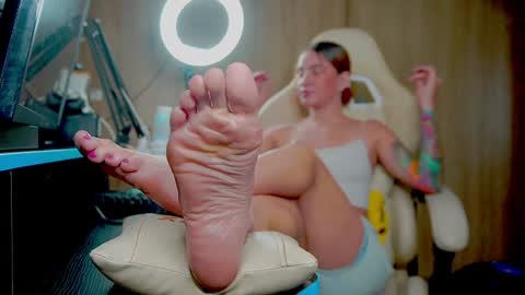 Snapshot of skinnygirl019 chatting on January 9, 2025, 2:54 am GoddessSkinny online show from January 9, 2025, 2:54 am