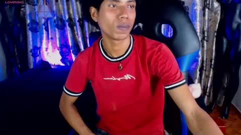 Snapshot of sky_walkerss chatting on June 23, 2026, 7:01 pm sky_walkerss online show from June 23, 2026, 7:01 pm
