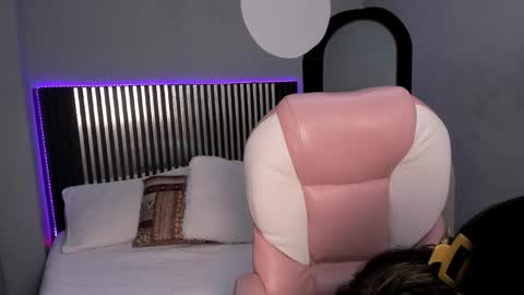 Snapshot of sky_winter chatting on October 21, 2025, 2:40 pm S O F I online show from October 21, 2025, 2:40 pm