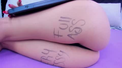 Snapshot of skynny_horney chatting on January 29, 2025, 12:12 am Skynny online show from January 29, 2025, 12:12 am