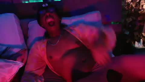 Snapshot of skyonetoo3 chatting on February 15, 2025, 8:43 pm skyonetoo3 online show from February 15, 2025, 8:43 pm