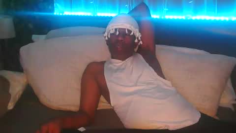 Snapshot of skyonetoo3 chatting on December 16, 2025, 5:18 pm skyonetoo3 online show from December 16, 2025, 5:18 pm