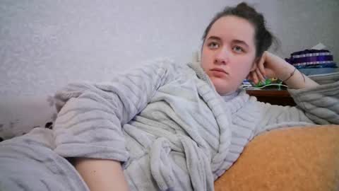 skyressie333 online show from February 10, 2025, 6:20 am