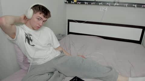 Snapshot of slippery_baby chatting on January 16, 2025, 9:27 am Mila online show from January 16, 2025, 9:27 am