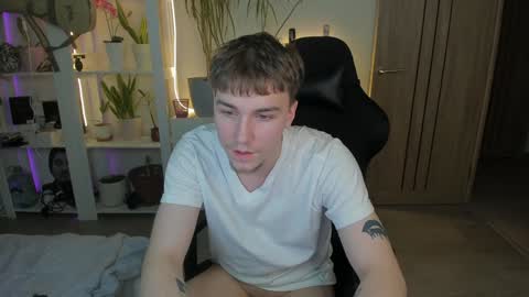 Snapshot of slippery_baby chatting on February 4, 2025, 7:00 pm Mila online show from February 4, 2025, 7:00 pm