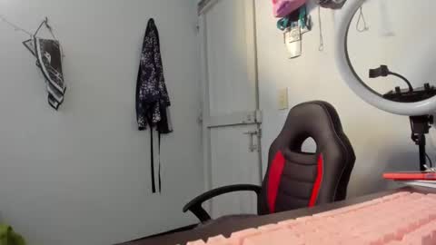 Snapshot of slone03 chatting on November 18, 2025, 6:56 pm slone03 online show from November 18, 2025, 6:56 pm