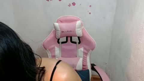  Lovie  online show from February 6, 2025, 6:35 pm