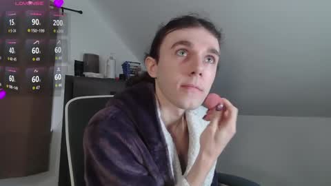 Natsu online show from November 17, 2025, 6:35 pm