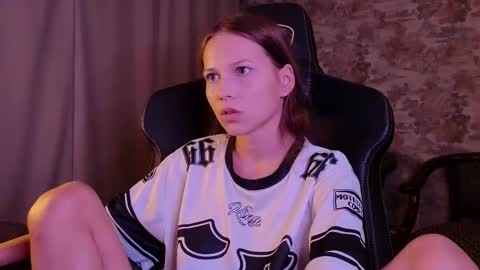 Snapshot of small_emma0 chatting on September 17, 2025, 4:41 pm Emma online show from September 17, 2025, 4:41 pm