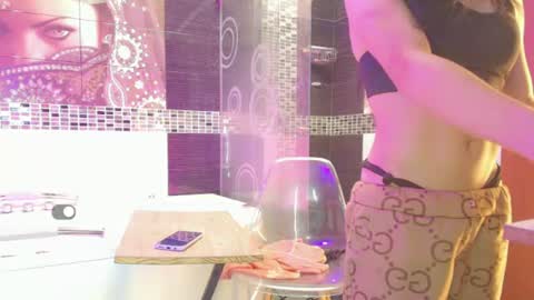 Small Hot19 online show from June 14, 2026, 1:13 pm
