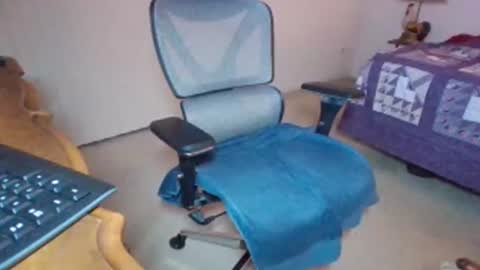 smallguyx online show from May 13, 2026, 7:39 am