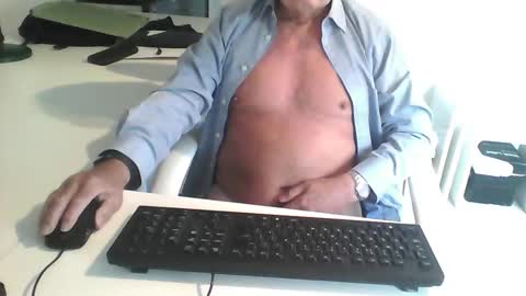 Snapshot of smilesnsmiles chatting on December 3, 2024, 11:33 am George online show from December 3, 2024, 11:33 am