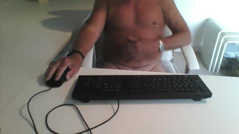 Snapshot of smilesnsmiles chatting on September 18, 2025, 9:33 am George online show from September 18, 2025, 9:33 am