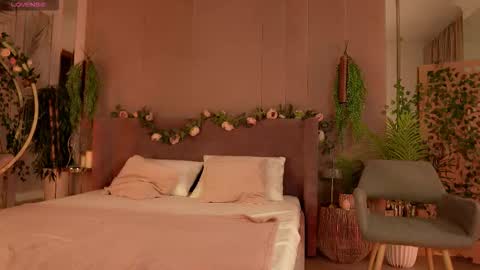 Mia online show from October 16, 2025, 5:19 am