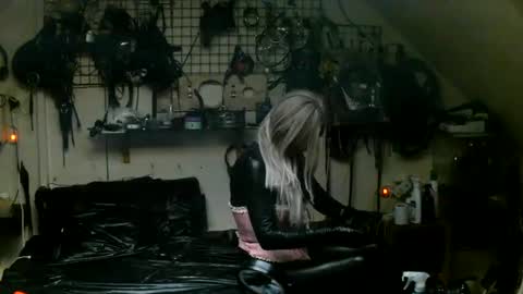 Snapshot of smokeslut365 chatting on June 18, 2026, 2:12 am smokeslut365 online show from June 18, 2026, 2:12 am