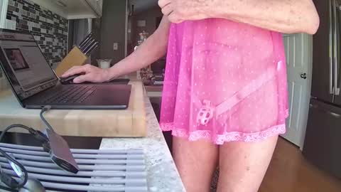 smthbtm53 online show from April 10, 2026, 1:38 pm