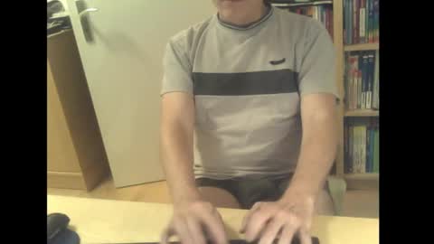 Snapshot of sneaxfreund chatting on December 22, 2024, 11:41 pm sneaxfreund online show from December 22, 2024, 11:41 pm