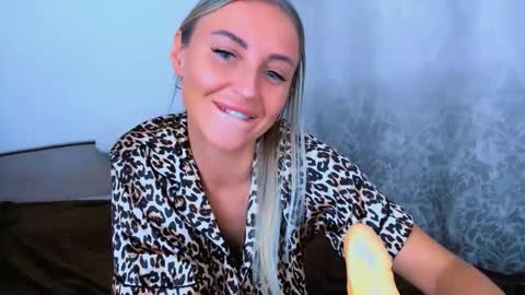 Snapshot of snezanablond chatting on November 26, 2025, 5:14 pm Sneja online show from November 26, 2025, 5:14 pm