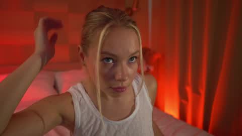 Snapshot of snow_is_falling chatting on December 19, 2024, 10:24 am Candice Snow online show from December 19, 2024, 10:24 am