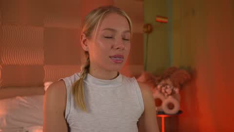 Snapshot of snow_is_falling chatting on December 25, 2024, 12:47 pm Candice Snow online show from December 25, 2024, 12:47 pm