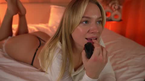 Snapshot of snow_is_falling chatting on January 12, 2025, 4:29 pm Candice Snow online show from January 12, 2025, 4:29 pm