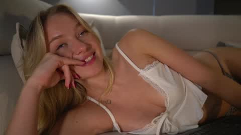 Snapshot of snow_is_falling chatting on January 29, 2025, 7:11 pm Candice Snow online show from January 29, 2025, 7:11 pm