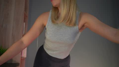 Snapshot of snow_is_falling chatting on February 3, 2025, 10:36 am Candice Snow online show from February 3, 2025, 10:36 am